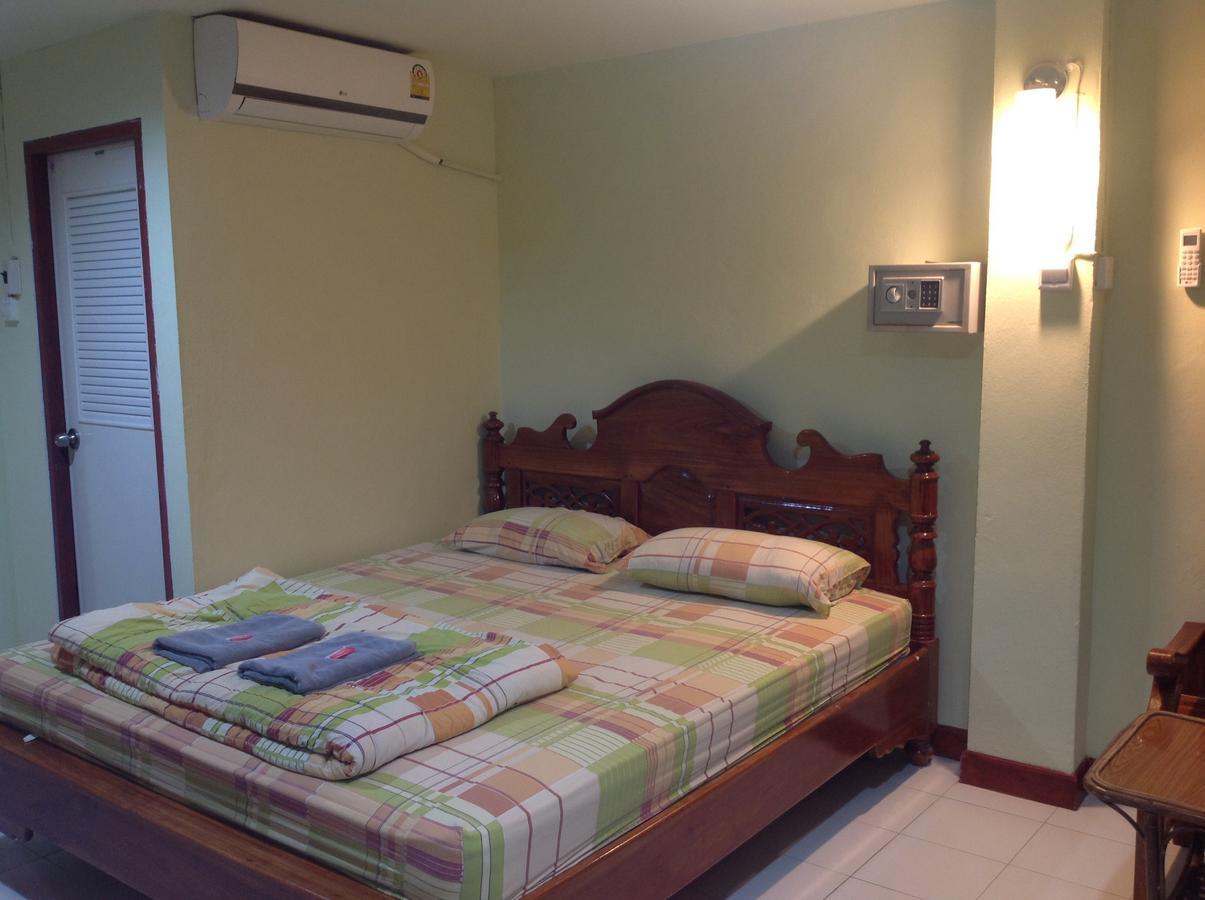 Bambus Motel Pantai Jomtien Bagian luar foto
